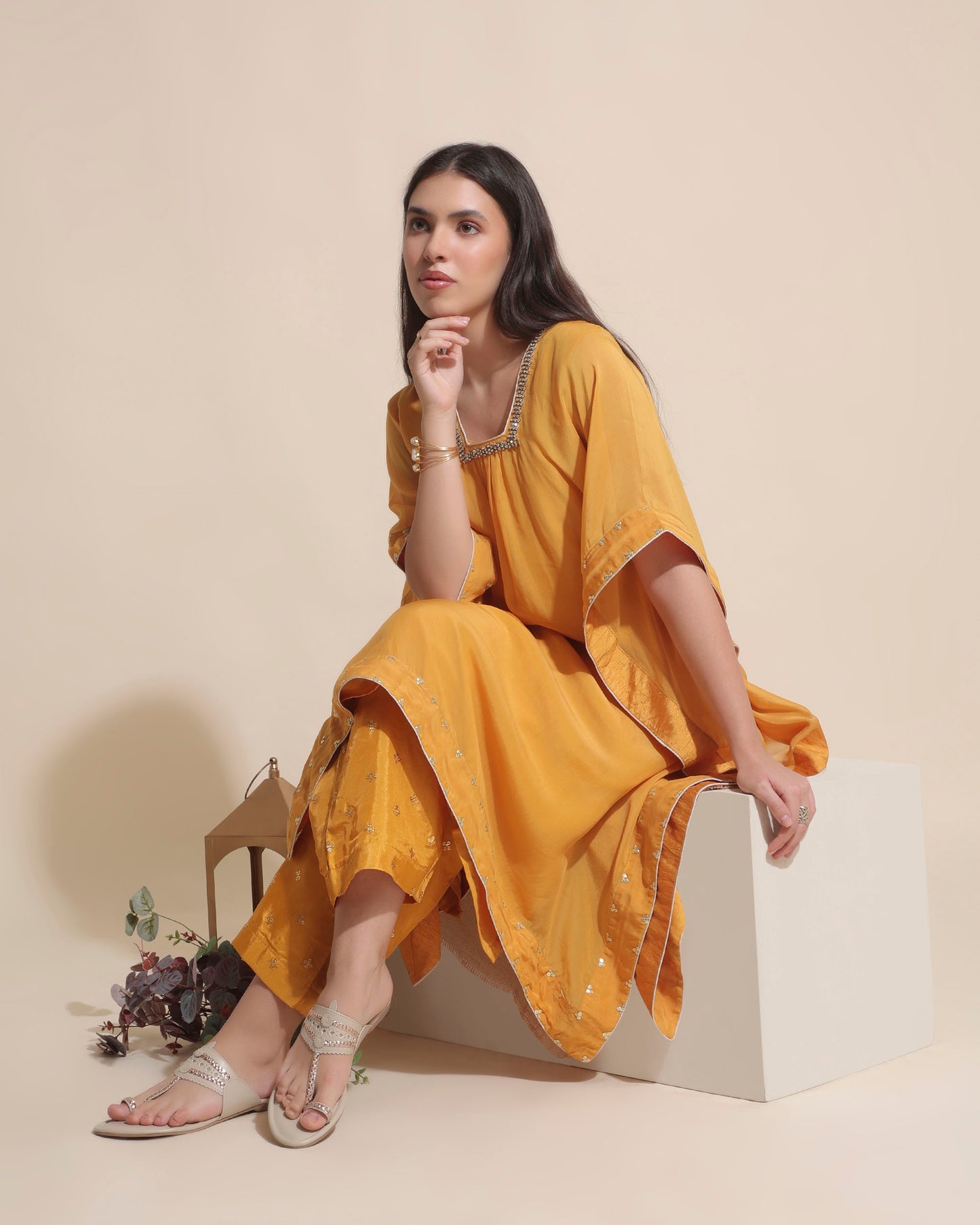 Beige And Rosegold Kolhapuri