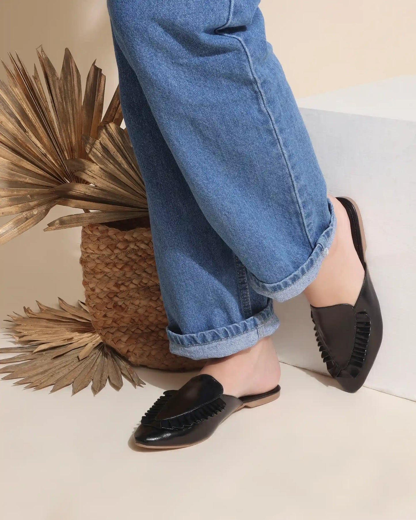 RUFFLE MULES BLACK
